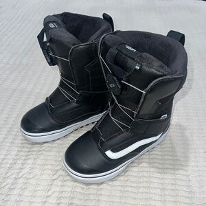Boys VANS BOA Snowboard Boots Black Sz 4